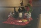 romantische zimmerdekoration ist ein strauß mit rosen mit blütendekoration auf dem tisch, leider nichts dekoriert auf dem bett, wein mit gläser, und die obstschale bzw. obstkorb ist leider nur zwei scheiben melone und ananas und wenige weintrauben, Quelle: (c) VW-G-172828