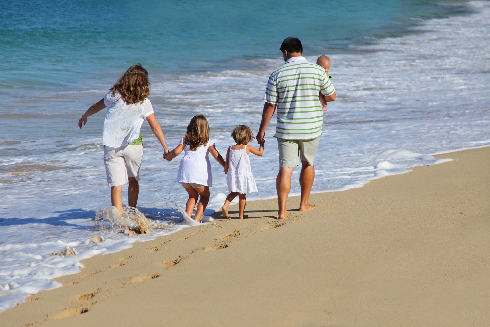 Familie gehen am Strand zusammen, Insel Oahu, Hawaii
