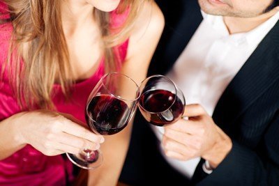 Paar stößt mit Rotwein an