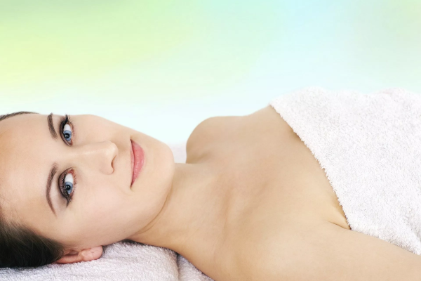 ruhige Frau empfängt Reiki-Behandlung 