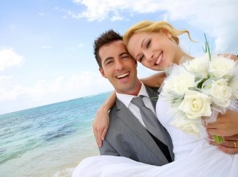 Glücklich junge verheiratete am Strand
