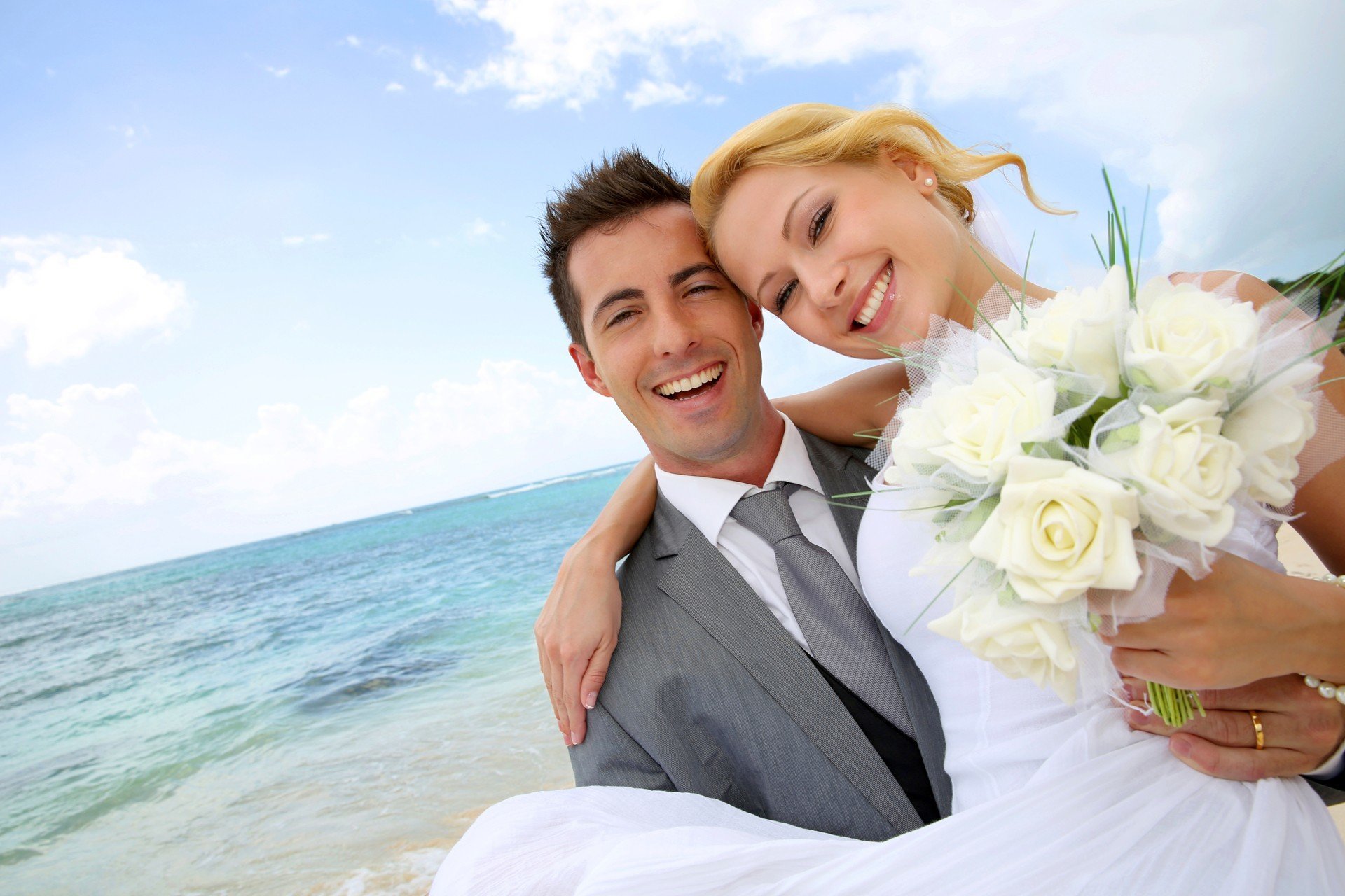 Glücklich junge verheiratete am Strand