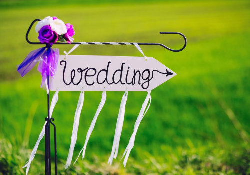 Porträt eines männlichen Freunde genießen Sie den Abend in der Bar auf dem Dach