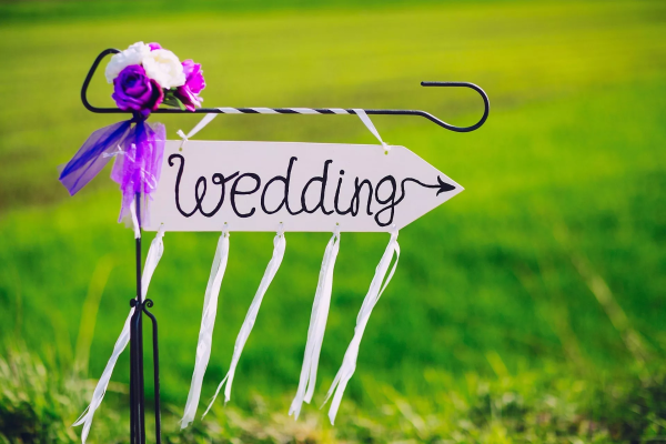 Porträt eines männlichen Freunde genießen Sie den Abend in der Bar auf dem Dach