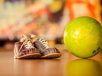Bowlingbald und Schuhe