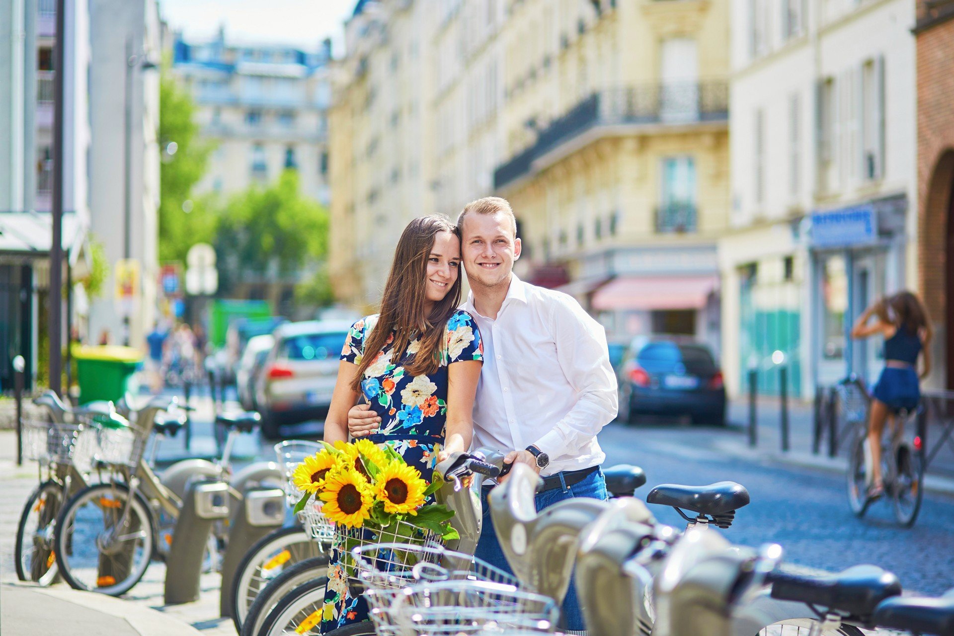 Junges romantisch verliebtes Paar benutzt Fahrräder in Paris, Frankreich