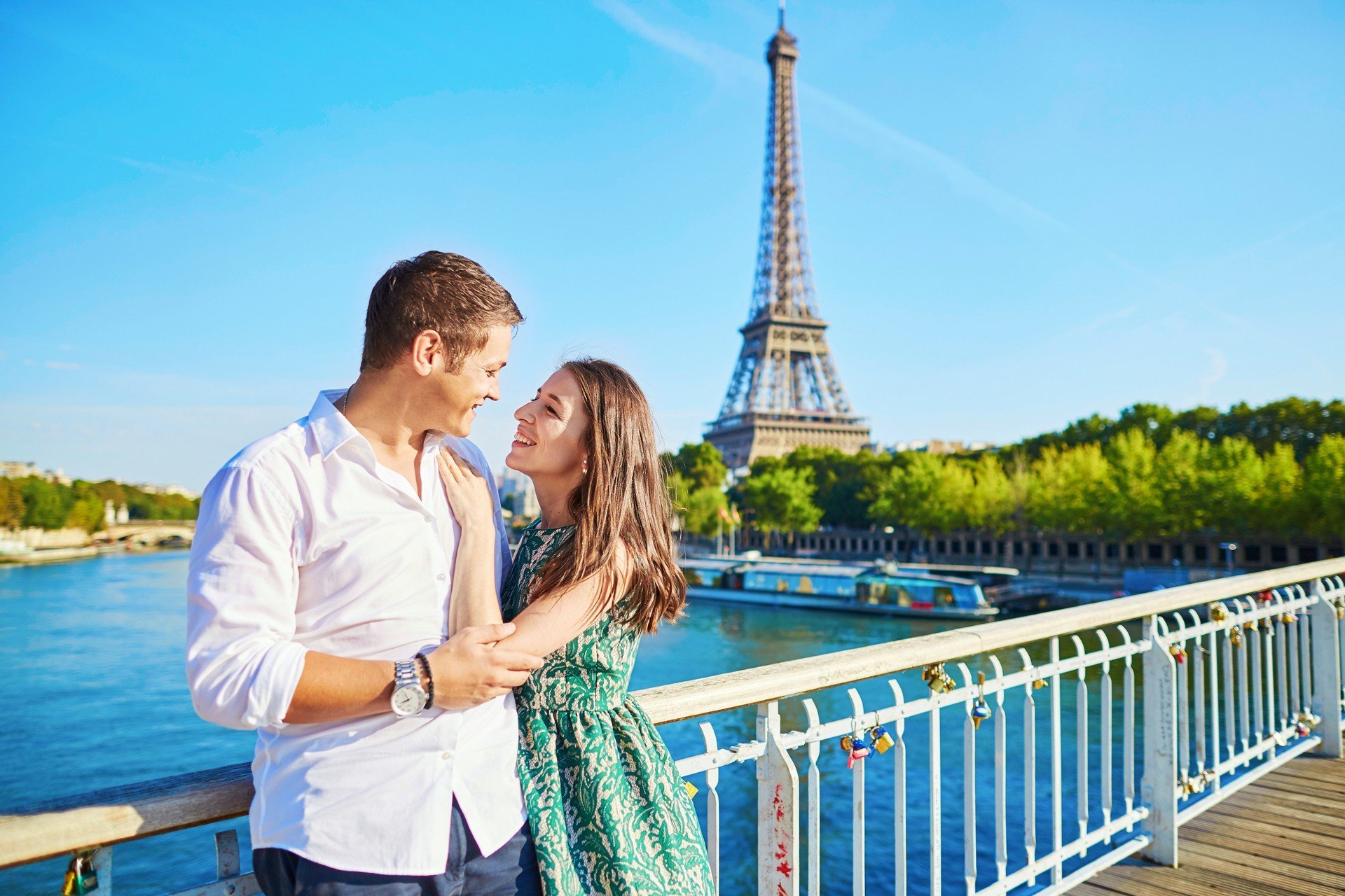 Junges romantisch verliebtes Paar verbringt den Urlaub in Paris, Frankreich