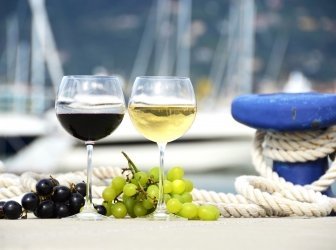 Weingläser und und Trauben auf dem Steg