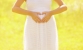 Sunny Konzept schwangeren Frau, die Hände in Form von Herzen