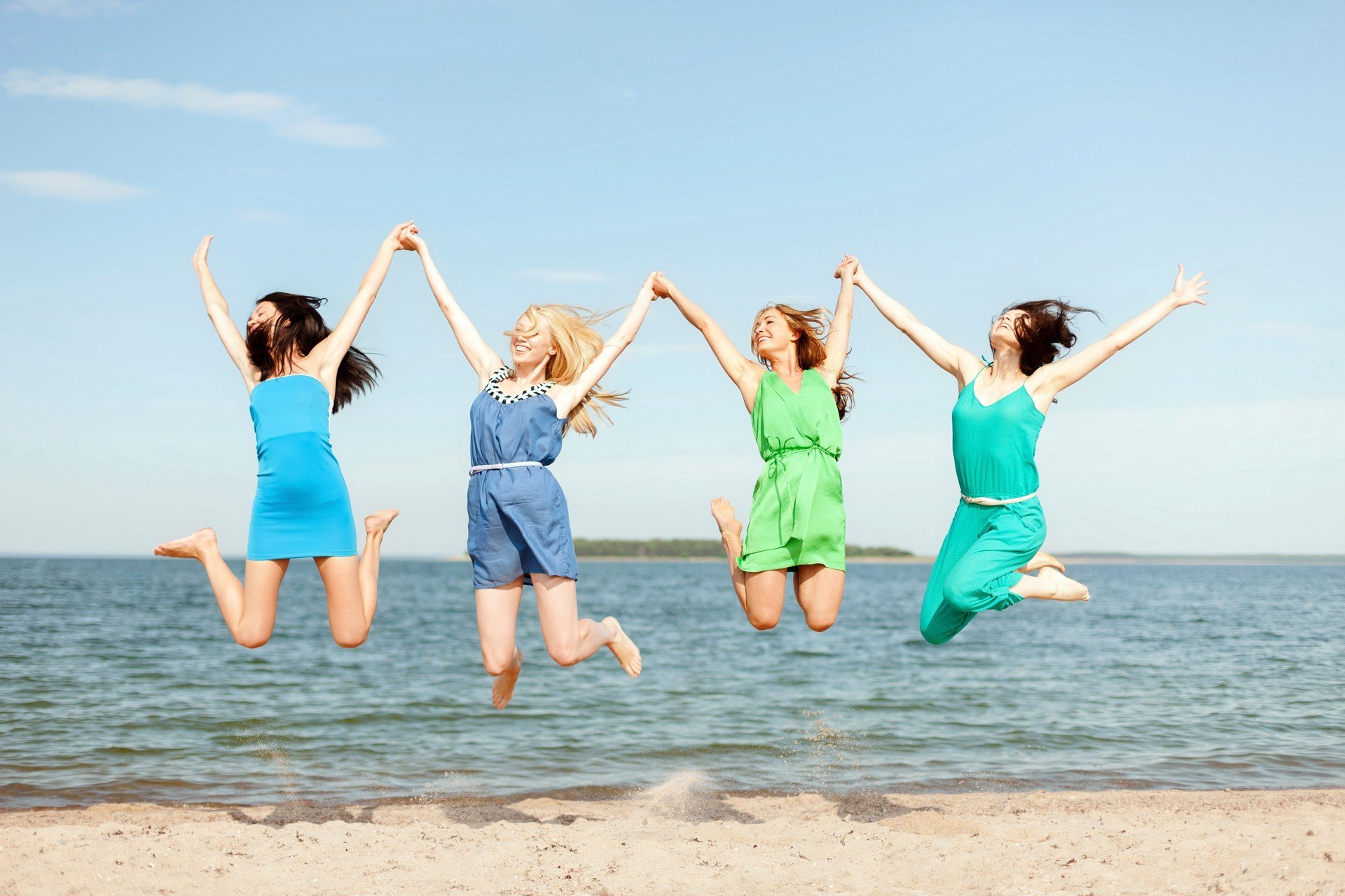 Lächelnd Mädchen springen am Strand