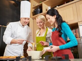 Glückliche Frau Koch Kochen und Backen in der Küche