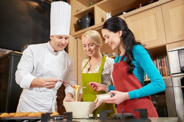 Glückliche Frau Koch Kochen und Backen in der Küche