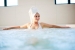 Attraktive junge Frau sucht Entspannung in den Swimmingpool