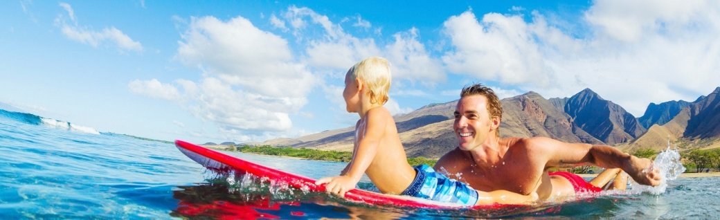 Vater und Sohn beim Surfen, Quelle: EpicStockMedia/istockphoto