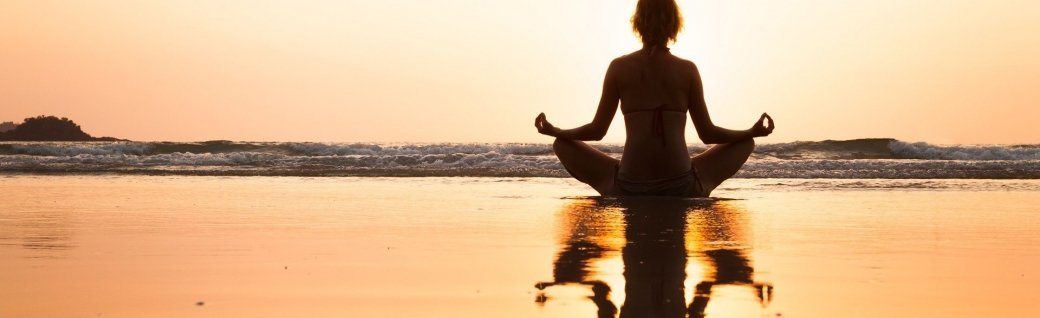 Frau übt yoga am Strand, Quelle: NicoElNino/istockphoto