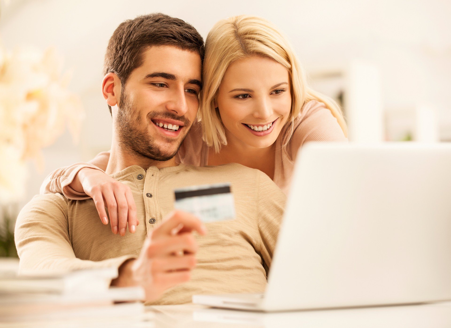 Lächelndes Paar beim Online-Shopping
