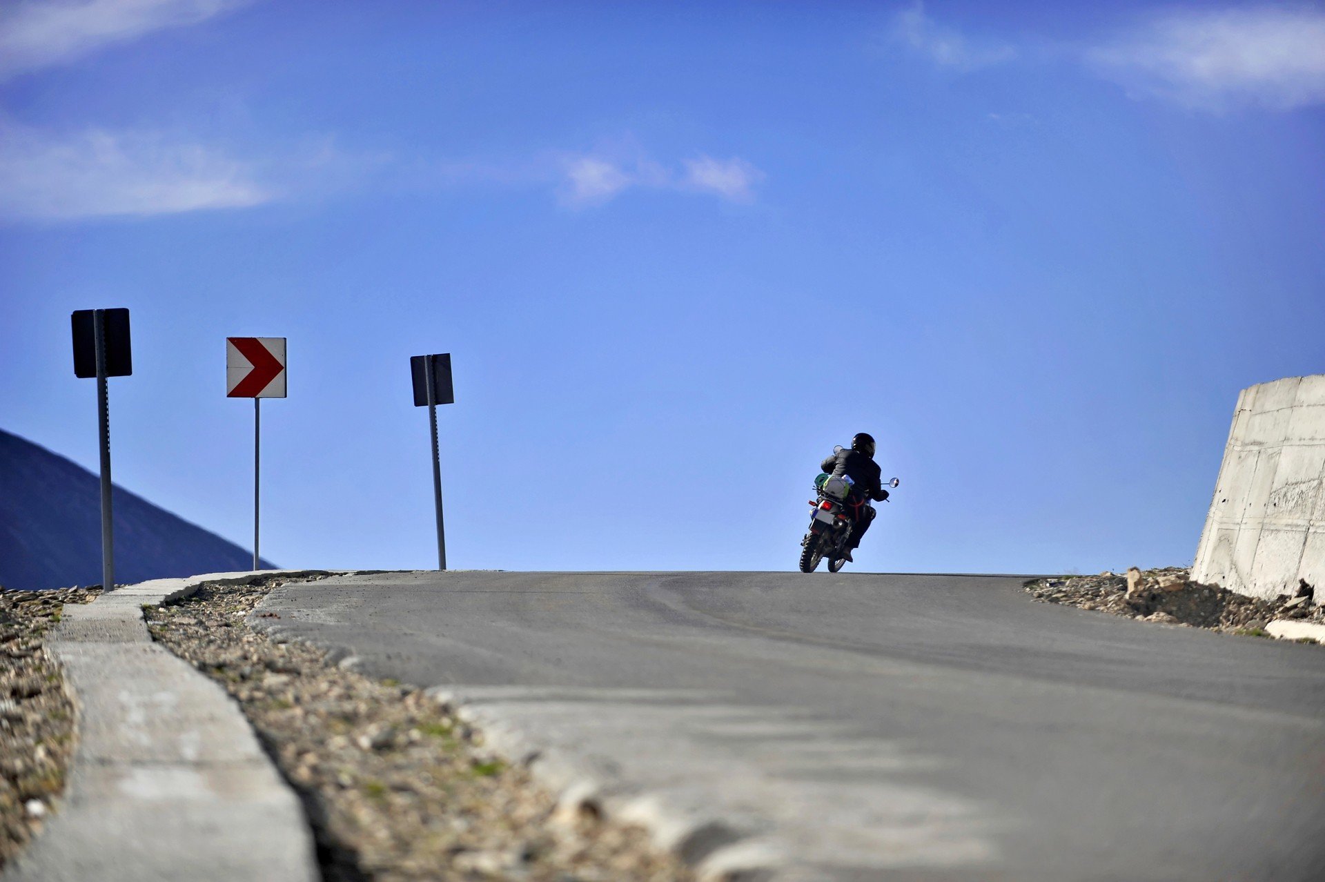 Motorradfahrer auf Transalpina Straße