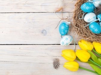 Ostern-Hintergrund mit bunten Eiern