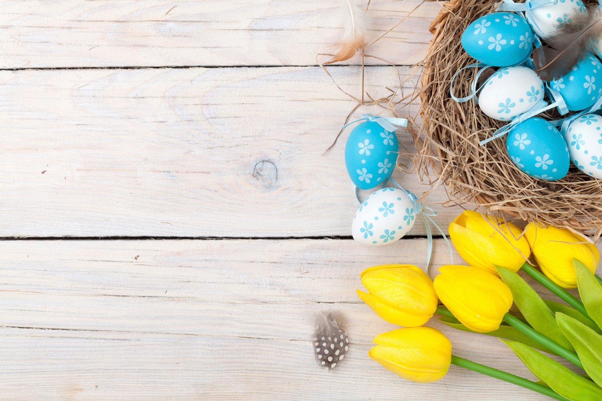 Ostern-Hintergrund mit bunten Eiern