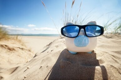 Sparschwein auf Strand-Urlaub