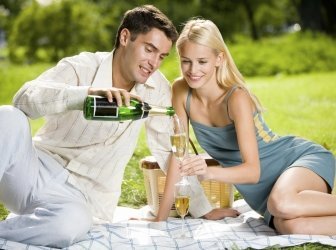 Romantisches Picknick im Grünen
