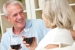 Happy Senior Mann & Frau paar trinken Wein zu Hause fühlen