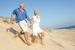 Seniorpaar genießt Strandurlaub in den Dünen