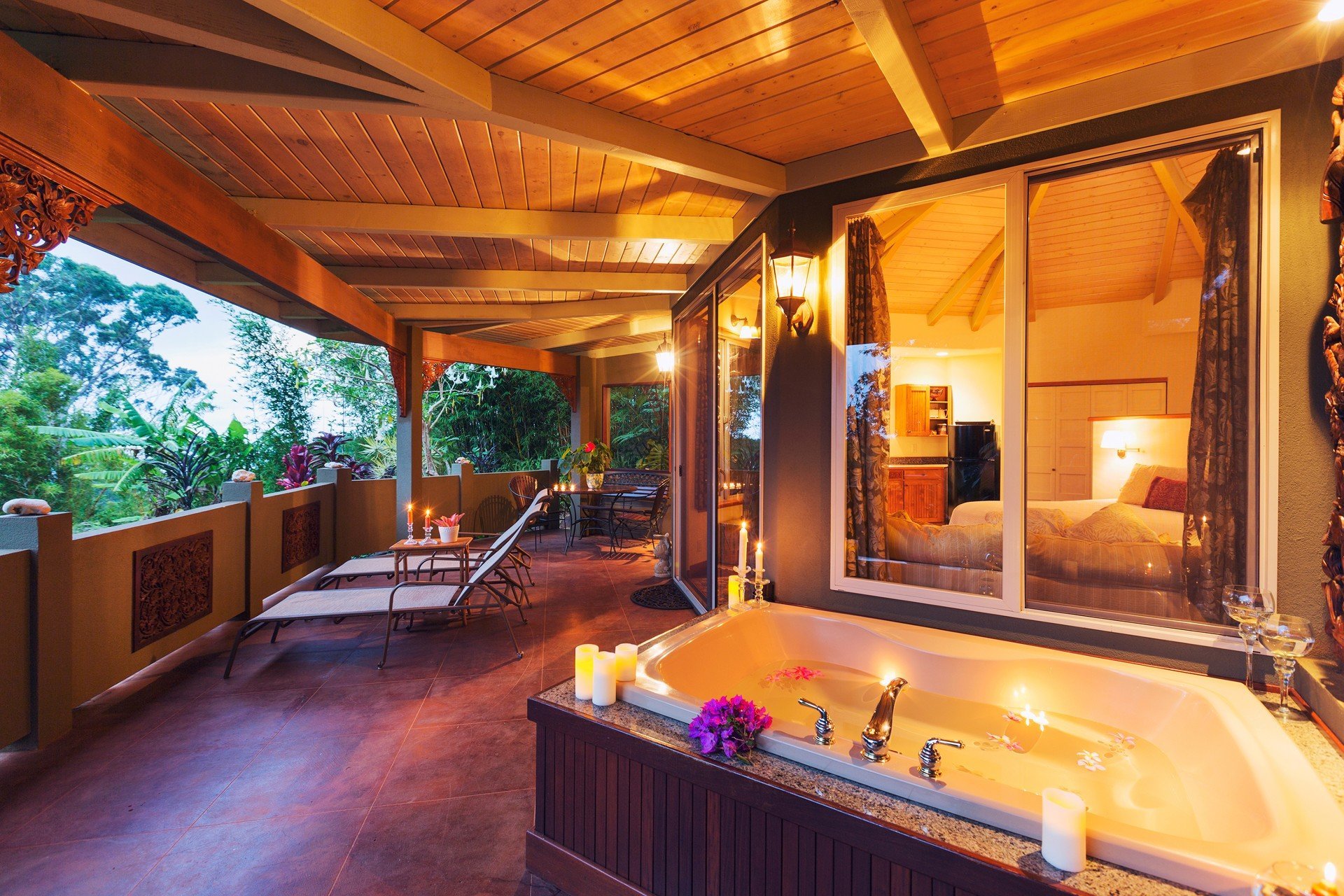 Romantische Terrasse mit tropischen Zuhauses mit Badewanne und Kerzen  
