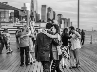 Paar tanzt Tango auf dem Steg vom Hudson Fluss, NY