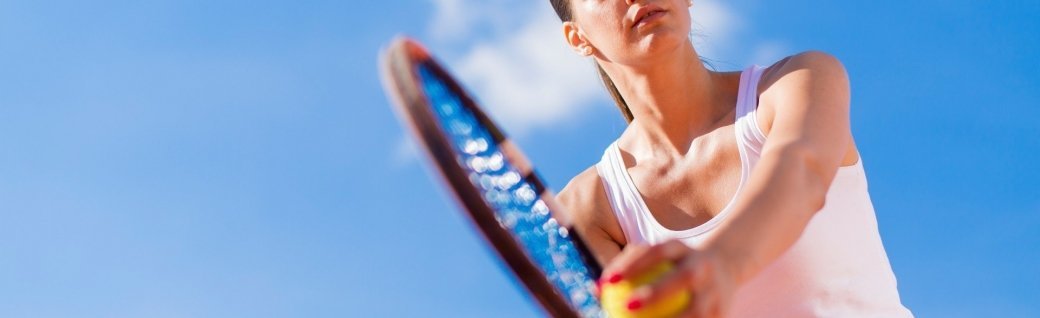 Junge Frau spielt Tennis, Quelle: boggy22/istockphoto