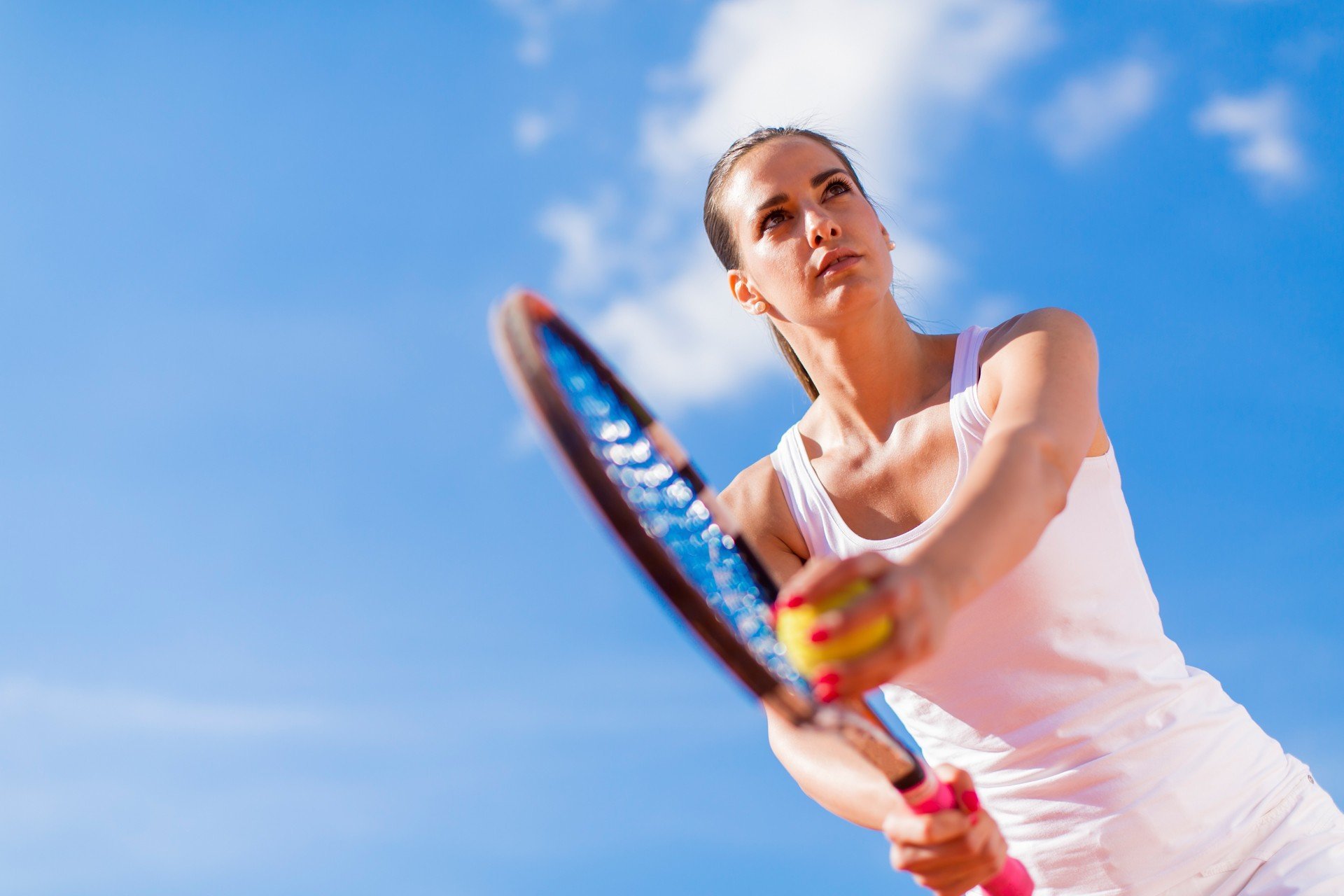 Junge Frau spielt Tennis