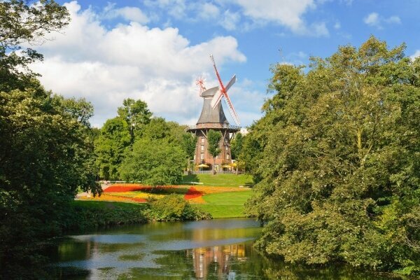 Windmühle in der Nähe von einem Fluss