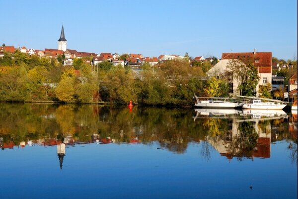 Stuttgart - Poppenweiler Hafen und seine Reflektion auf den Neckar