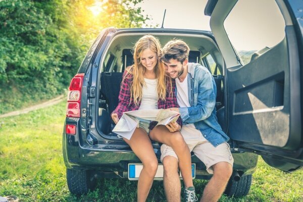 Paar auf Offroad-Auto