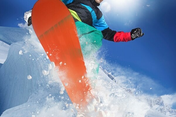 Snowboarder am Sprung hoch Berge