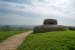 Belgische bunker von WW II unter einem blauen bewölkten Himmel