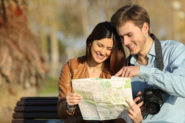 Touristen, die auf einer Karte im Freien gucken