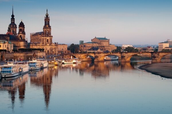 Dresden Brühl Terrasse bei Sonnenaufgang mit Reflexionen in Elbe