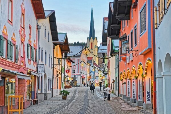 Schmale Straße von Garmisch-Partenkirchen