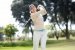 Weibliche Golferin macht einen Abschlag