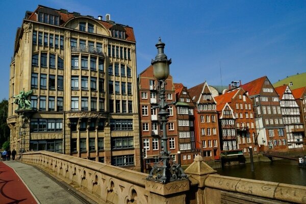 Alte Speicherstadt in Hamburg - angestrahlt in der Nacht