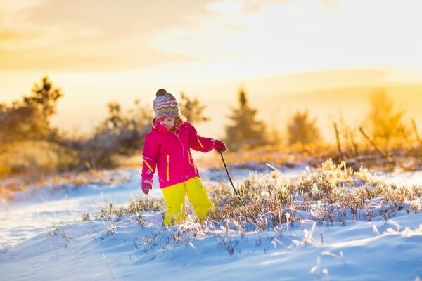 Kind hat Spaß im Schnee