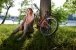 Mädchen sitzt mit einem Fahrrad