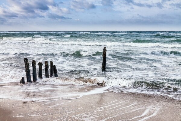 Groynes an der Küste der Ostsee