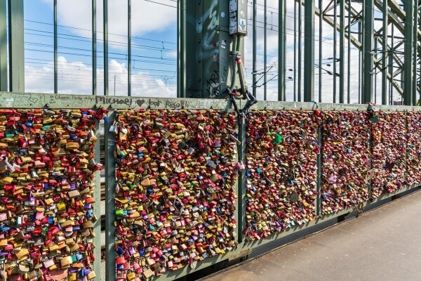 Hohenzollern Brücke mit Liebesschlössern in Köln