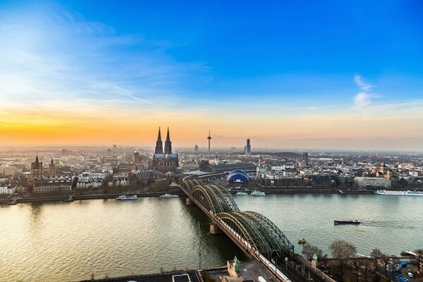 Areal von Köln im Sonnenuntergang