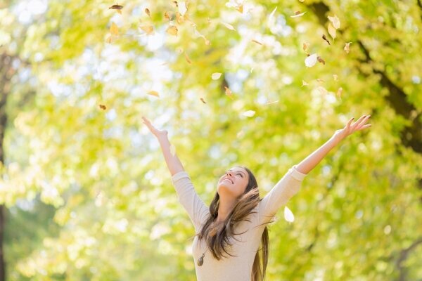 Junge Frau im herbstlichen Park