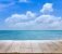 Holztisch mit blauem Meer und blauem Himmel im Hintergrund