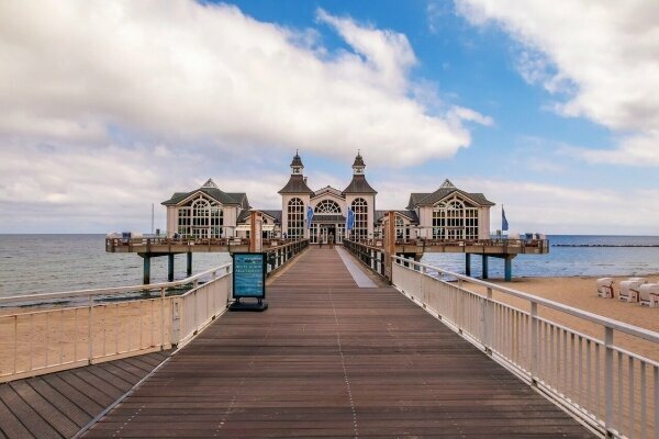 Pier mit restaurant in Sellin, Ostsee, Deutschland