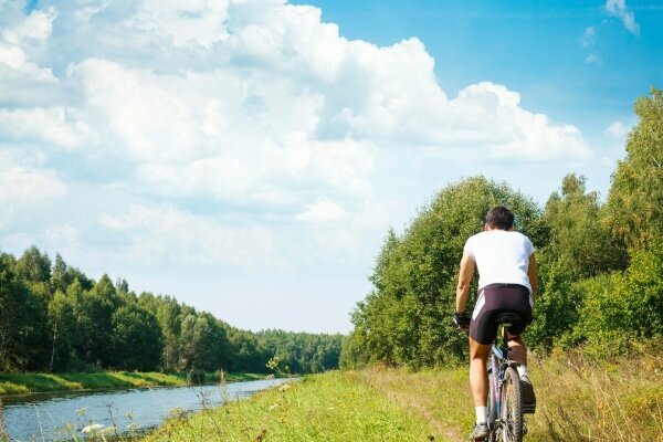 Fahrradfahrer am Flussufer